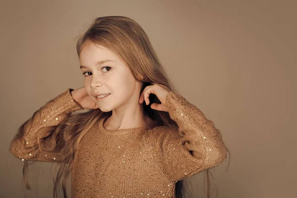 Chico cara para portada de revista. Niñas niños se enfrentan a retrato en su anuncio. niña sobre fondo gris estudio, espacio para copiar. Juego de niños . —  Fotos de Stock