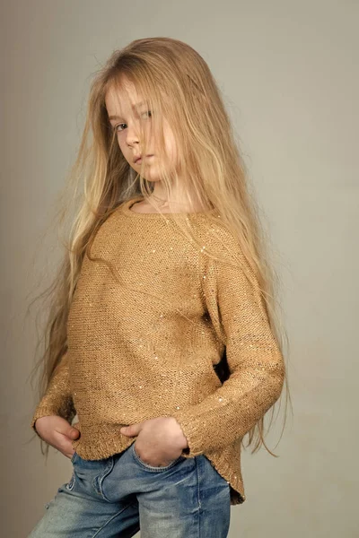 ファッションに直面するほとんどの女の子や、web サイトの子供。灰色の背景の上ジーンズ服を着て小さな女の子子供をファッションします。子供の頃. — ストック写真