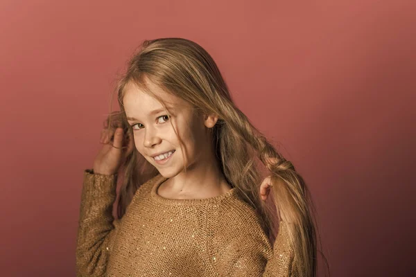 El niño de moda está parado sobre un fondo rosa. Niños jugando - juego feliz . — Foto de Stock