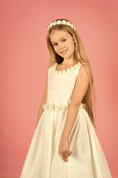 Söt liten flicka i fashionabla klänning. Porträtt av en unge. barn i klänning, shopping. Flicka. mode. Barn barndom barn lycka koncept. — Stockfoto