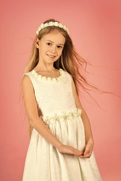 Μικρή πριγκίπισσα σε λευκό φόρεμα. κοριτσάκι πριγκίπισσα. — Φωτογραφία Αρχείου