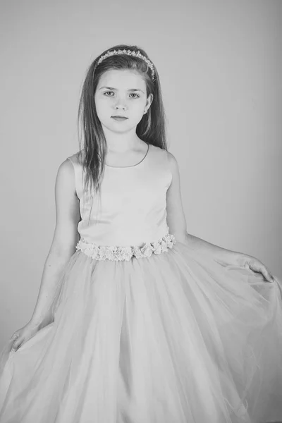 Modelo de moda sobre fondo rosa, belleza. Mira, peluquero, maquillaje. Moda y belleza, princesita. Niña en vestido de moda, baile de graduación. Niña en elegante vestido de glamour, elegancia — Foto de Stock