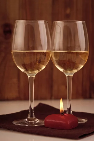 Dos copas de vino y luz de las velas — Foto de Stock