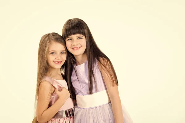 Kleine meisjes kinderen in mooie jurk. — Stockfoto