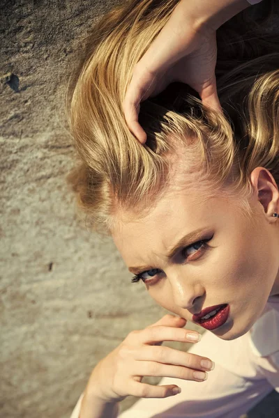 Chica cara para portada de revista. Retrato de cara de chica en tu anuncio. Sensual mujer con labios rojos sexy en la cara de maquillaje —  Fotos de Stock