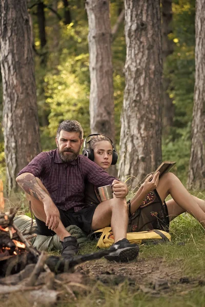 Menina ler livro, ouvir música e hipster segurar caneca — Fotografia de Stock