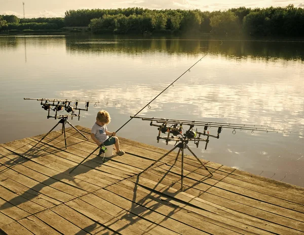 子供 enyoj 幸せな日。釣り魚の概念 — ストック写真
