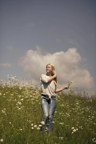 Sensual mujer en el campo de flores en flor, primavera . — Foto de Stock