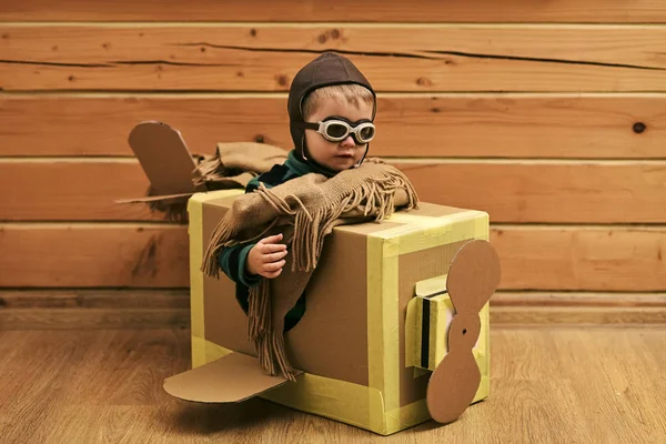 Niños en yoj feliz día. Sueño, carrera, aventura, educación —  Fotos de Stock