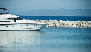 Yat gemi deniz rıhtımda demirli. Yat ve yelken. Lüks gemide seyahat. Yaz tatil ve yolculuk tutkusu. Su taşıma ve deniz gemi