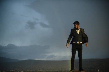 Moda sigara içen taze hava. Sakallı adam doğal peyzaj üzerinde duman. Sigara ve rainbow ile hippi. Bağımlılığı ve kötü alışkanlıklardan. Sağlık veya sağlık ve sağlıksız yaşam tarzı