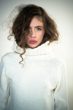 Makyaj modeli yumuşak bir cilt için. Moda bakmak kavramı. Güzel yüz makyaj kız. Güzellik ve Kuaför. Beyaz Kış kazaklı şık saçlı trendy kadın. O harika bir tarzda var