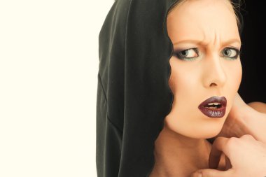 Siyah Cuma kavramı. Gothic Moda ve güzellik. Makyaj göz ve cilt bakımı kız şehvetli. Din ve ölüm kavramı. Seksi kadın siyah başlıklı. Gizemli kız makyaj moda modeli