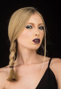 PIGTAIL sarışın saçlı kız. Kuaför ve güzellik salonu. Makyaj göz ve cilt bakımı şehvetli kız. Seksi kadın siyah izole sarı saçlı. Manken makyaj ve şık bir saç modeli ile.