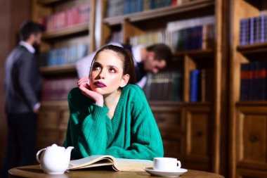 Kütüphane kadında fincandan kahve içme çaydanlık adlı kitabını okudum. sevimli kız ve erkekler ile edebiyat kafe. Üniversitesi'nde öğrenci hayatı. çevik iş ve dilbilgisi kavramı. kitap ve çalışma şiir okuma.