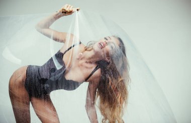 su damlaları ile cam arkasından vurdun kadın duş.