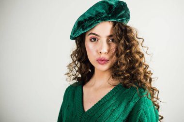 Şık makyaj ve saç Paris'te Retro kızla. Yeşil kazaklı kadın moda. Moda bakmak ve güzellik kavramı. Şapkalı Parisli kız. beyaz duvar kuaförde, kıvırcık saçlı kız