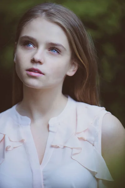 Portret van mooie langharige vrouw in park. — Stockfoto