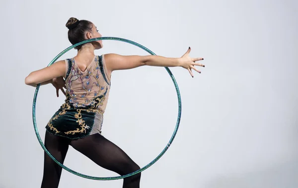 Mulher morena fazendo exercício com um arco de hula. Mulher fitness — Fotografia de Stock