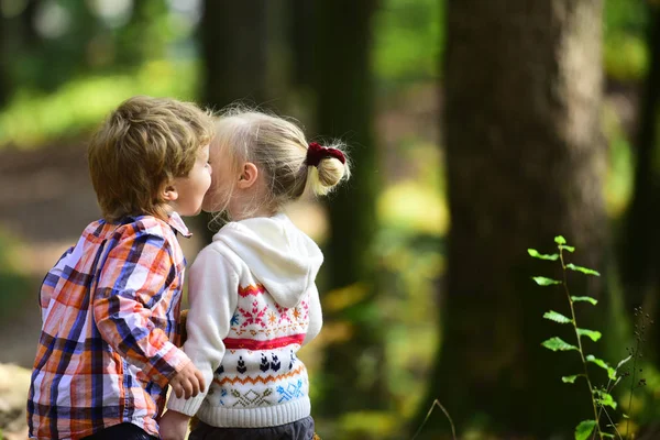 Dwa małe dzieci, Randki w jesienny park — Zdjęcie stockowe