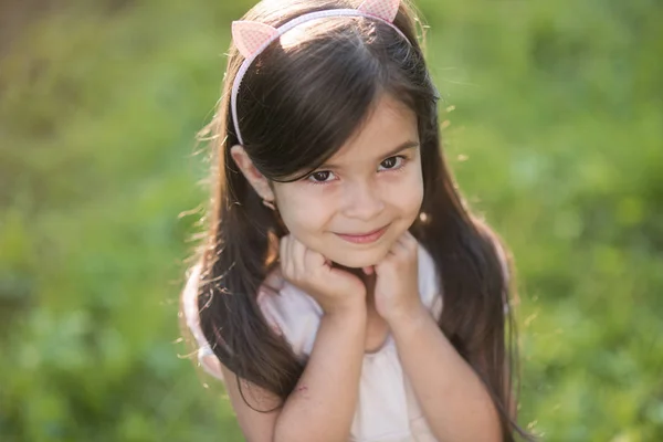 Criança com cabelos longos, penteado, olhar sorridente — Fotografia de Stock