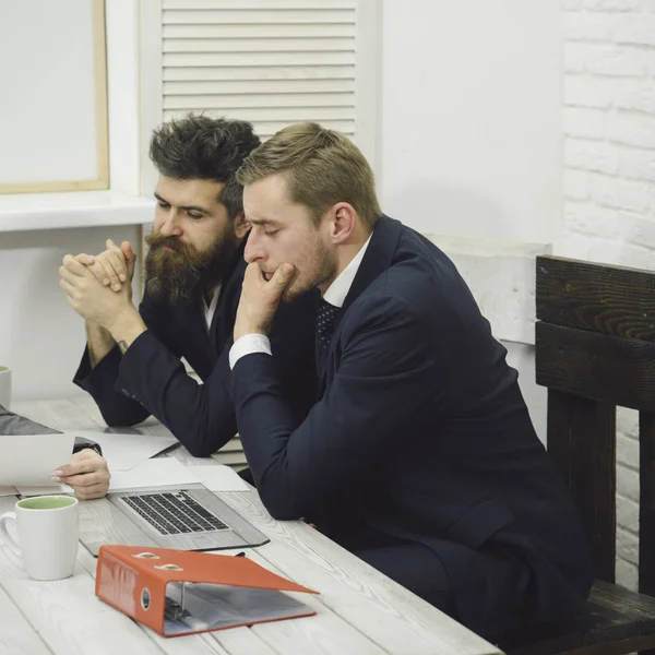 Parceiros de negócios ou empresários em reunião, fundo de escritório. Advogado ou contador consultor empresário. Conceito de consultoria empresarial. Negociações comerciais, discutir as condições de negócio — Fotografia de Stock