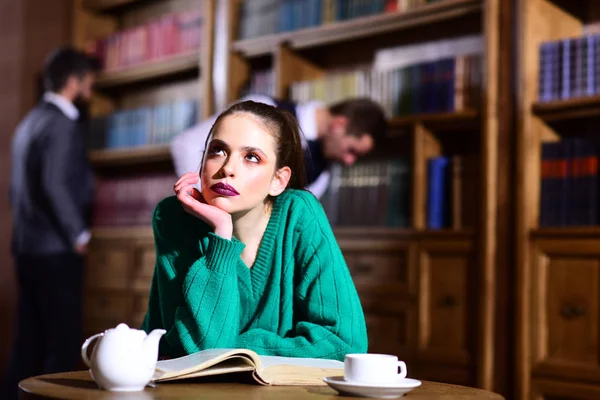 Kvinna i biblioteket läste bok på tekanna dricka kaffe från cup. litteratur café med söt flicka och män. studentlivet i universitet. Agile business och grammatik koncept. läsa bok och studera poesi. — Stockfoto