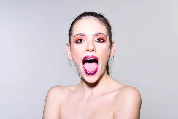 Mujer de moda con el pelo elegante y maquillaje de moda. Chica con cara bonita sobre fondo gris. Concepto look de moda. Maquillaje cosmético para modelo con piel suave. Belleza y peluquería . —  Fotos de Stock