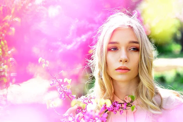 Menina bonita com maquiagem nua posando no jardim da primavera. Retrato de jovem loira com olhos azuis em cena natural. Fada bonita vagando entre árvores florescentes, charme do conceito de primavera — Fotografia de Stock