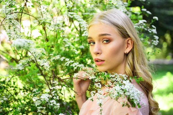 Journée des femmes avec fille en fleur blanche. femmes jour vacances avec fille en fleurs blanches — Photo