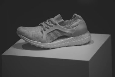 modern spor ayakkabı ayakkabı mağazasında. Yeni model sportif Ayakkabı.