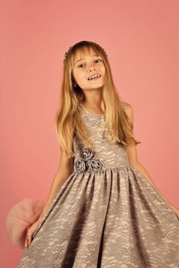 Pembe bir arka plan, güzellik moda modeli. moda ve güzellik