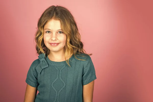 Hautpflege. Mode-Modell und Beauty-Look. stilvolles Mädchen mit hübschem Gesicht auf grauem Hintergrund. Friseur, Hautpflege, lässiger Stil, Jeans. Schönheits- und Kindermode mit gesundem Haar. kleines Mädchen mit langen — Stockfoto