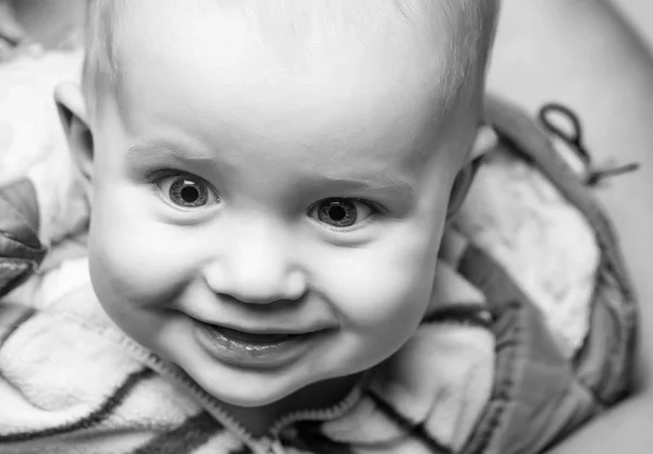 행복 한 아이입니다. 얼굴 누워 미소와 귀여운 행복 한 아기 — 스톡 사진
