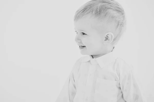 Kinderbetreuungseinrichtungen. Kindheit und Glück, kleiner Junge — Stockfoto