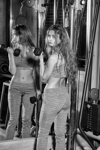 Fitness-Studio-Workout. hübsches Mädchen mit Hanteln — Stockfoto