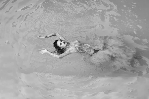 Retrato de alta moda de mujer elegante. mujer bastante sexy en la piscina —  Fotos de Stock