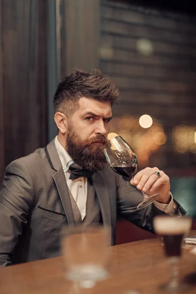 Nabídka pro restaurace bar či hospodu. Mladý muž, který držel sklenici s červenou, vinárna na pozadí — Stock fotografie