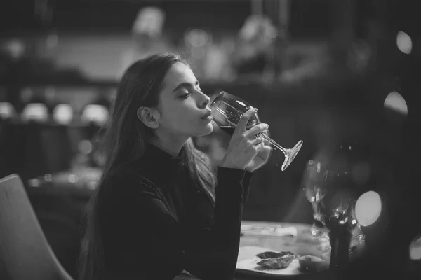 High fashion portrait of elegant woman. Xmas party drinks, toast, alcohol — Stock Photo, Image