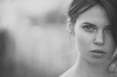 Güzellik moda portre. Çıplak omuz ile güneşli günde model