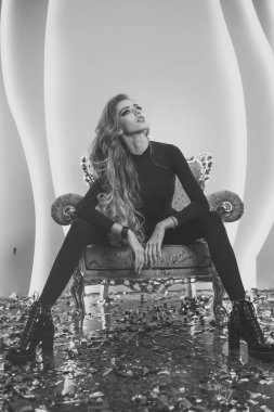 Bir modeldir. Kadın relax altın konfeti koltukta içinde
