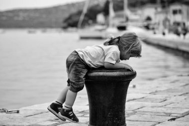 Mutlu çocuk plaing. Çocuk bitt üzerinde tırmanıyor