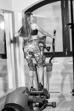 Fitnes. Koca göt. Diyet. Eğitmen çapraz üzerinde güzel kız