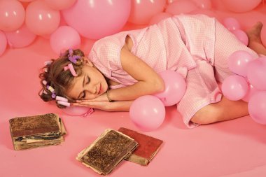 Yorgun kız. Öğrenme yorgun. Küçük bebek Sekreter uyku.