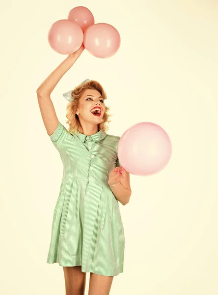 Γιορτή. Μπαλόνια. pinup κορίτσι εκμετάλλευση ροζ μπαλόνια — Φωτογραφία Αρχείου