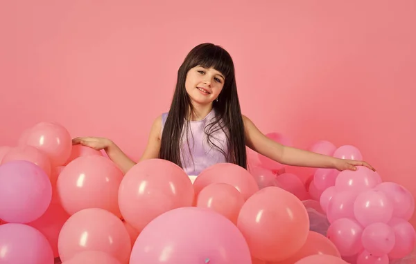 Globos para fiestas de cumpleaños. Belleza y moda, pasteles punzantes . — Foto de Stock