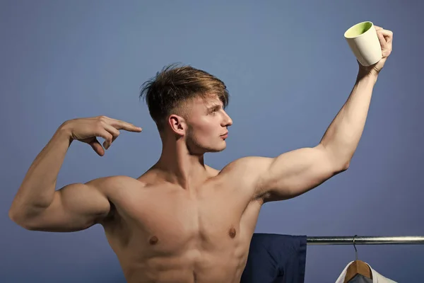 Kracht van koffie. Man's ochtends koffie drinken. — Stockfoto