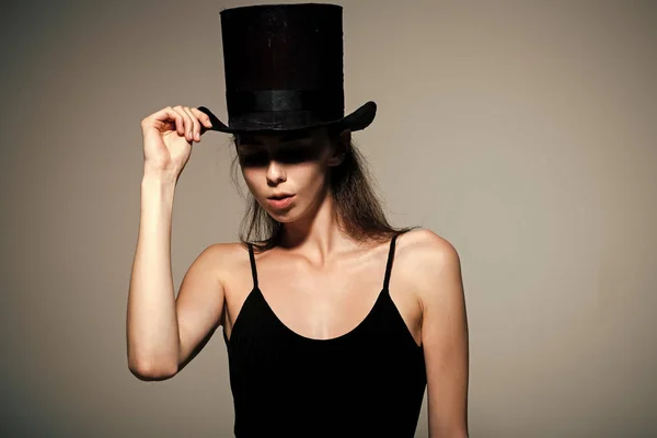 Circo. Ragazza in costume da bagno nero alla moda e cappello . — Foto Stock