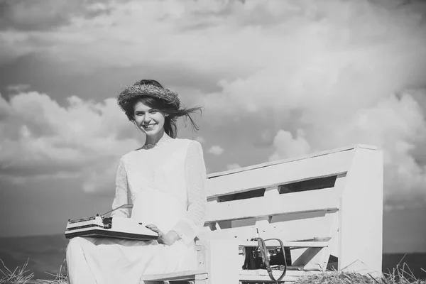 Feliz periodista. Chica feliz en corona y vestido blanco en el banco — Foto de Stock