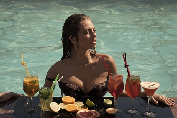 Καλοκαιρινά κοκτέιλ στην πισίνα. Ποτό, φαγητό και την ευτυχία. — Φωτογραφία Αρχείου
